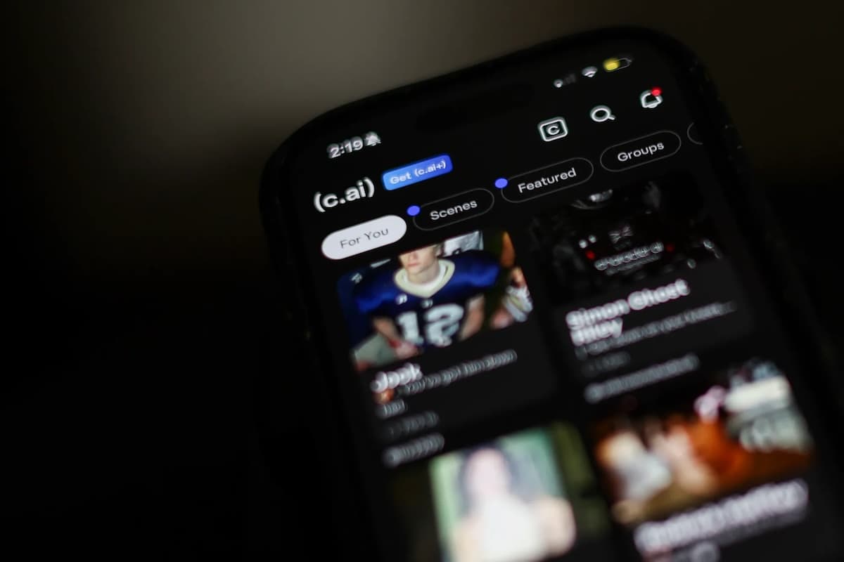 Capture d’écran de l’interface mobile de Character.ai, une plateforme d’IA conversationnelle pour interagir avec des personnages virtuels.