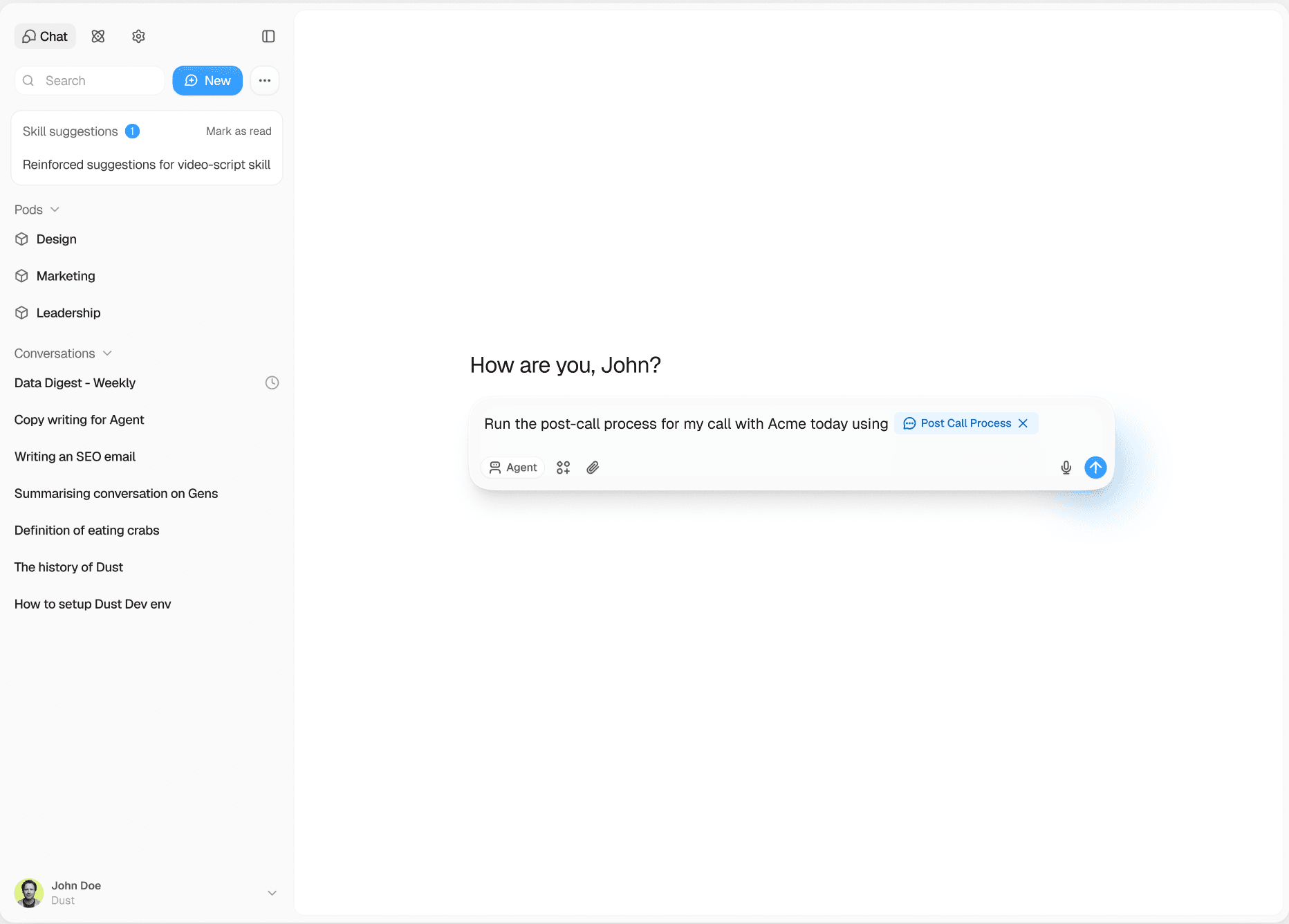 Interface web de Dust avec la liste des Pods et des conversations, et le champ de saisie où l’on lance une tâche en sélectionnant un agent ou une compétence.