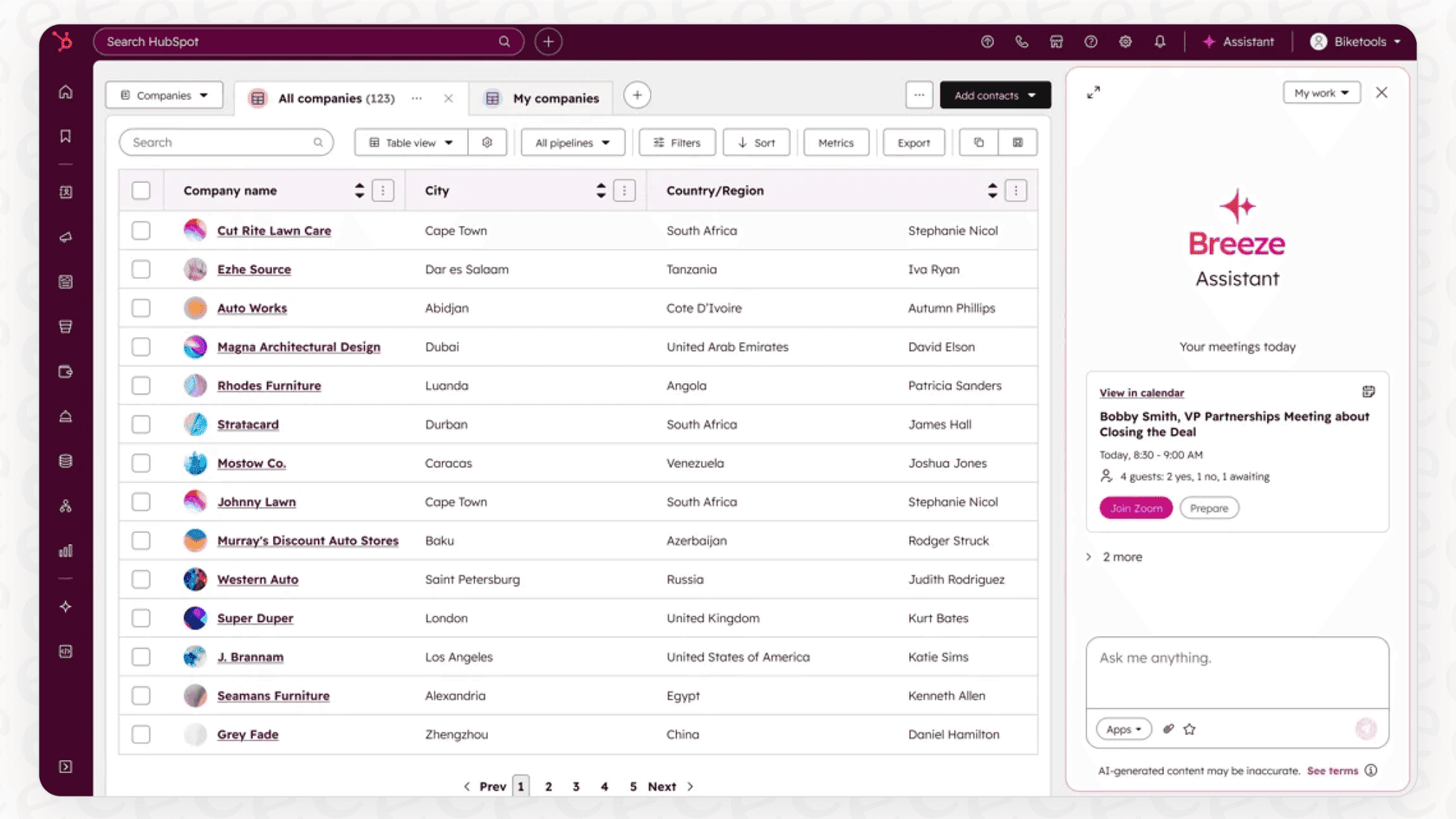Capture d’écran de l’interface HubSpot Breeze Assistant intégrée à HubSpot, avec tableau CRM et assistant IA latéral.