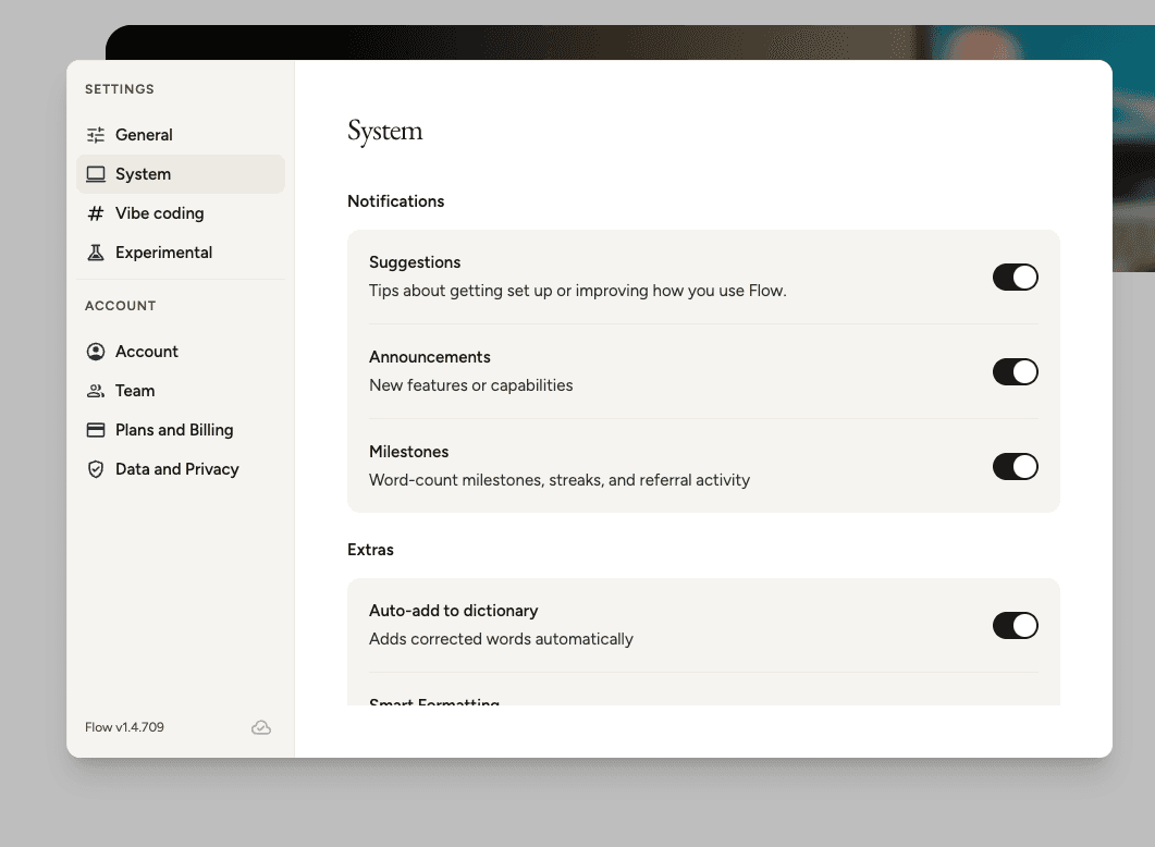 Panneau de réglages système de Wispr Flow avec les notifications, les suggestions, l’ajout automatique au dictionnaire et les paramètres de compte.
